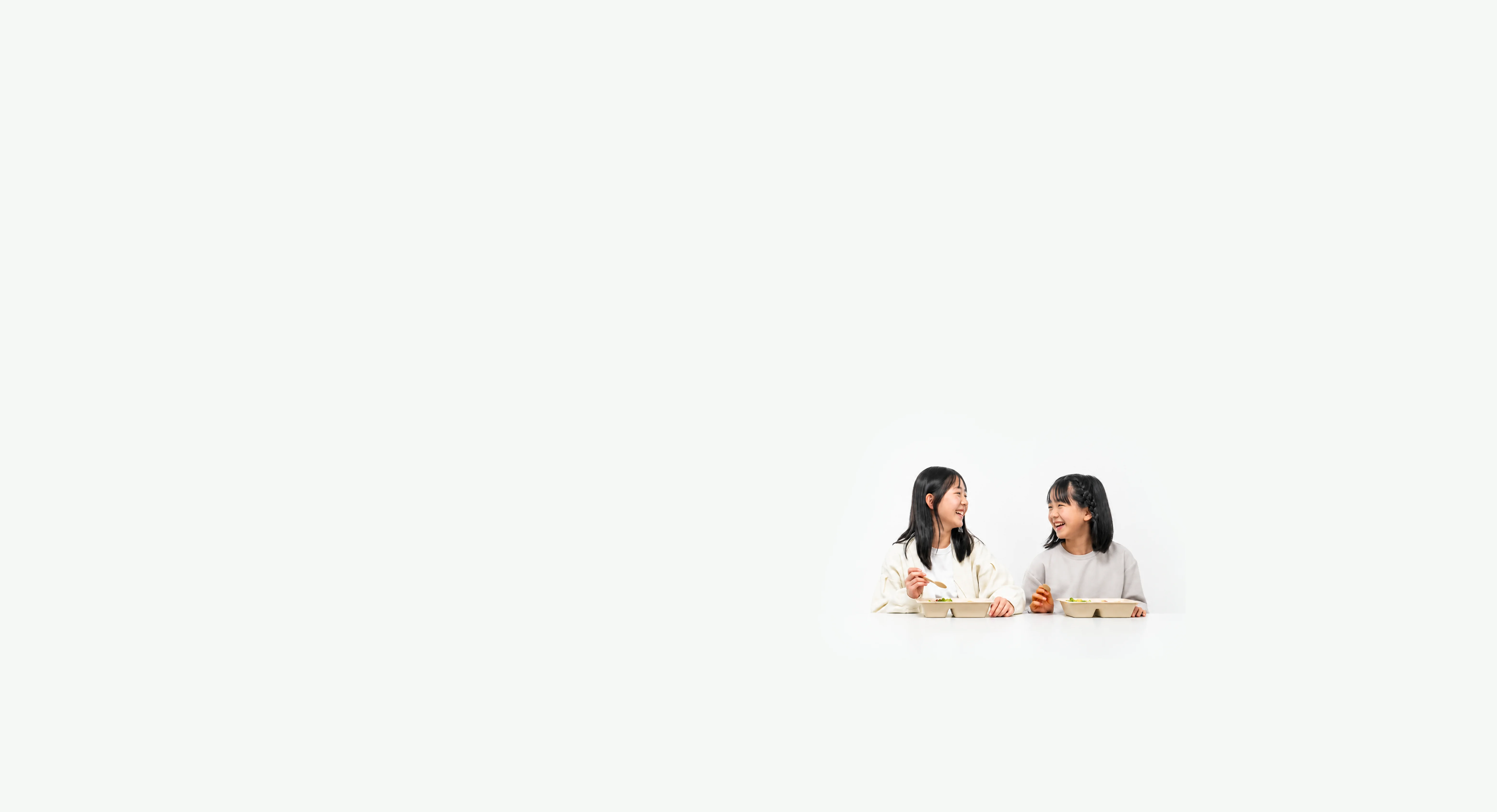 食事を楽しむ子どもたち